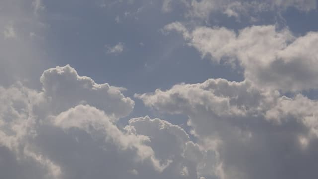 Gökyüzünde tablo çizen bulutlar