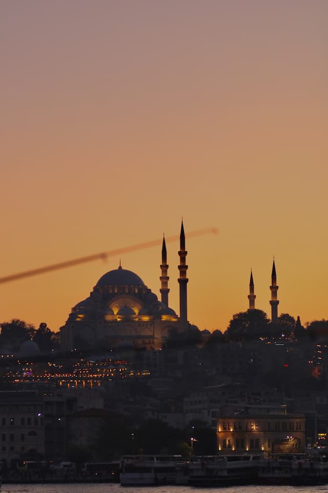 İstanbul ve Gün*